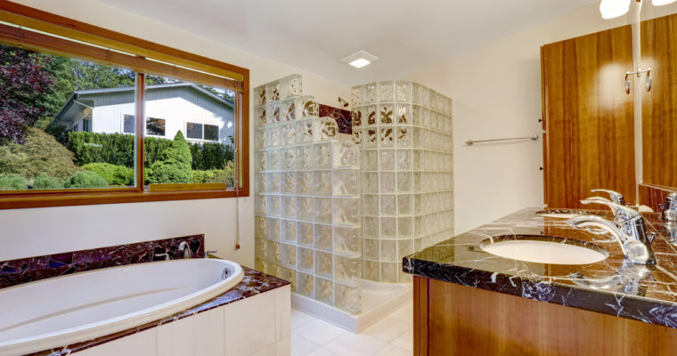 How Can You Renovate Your Bathroom With Glass Shower Screen?