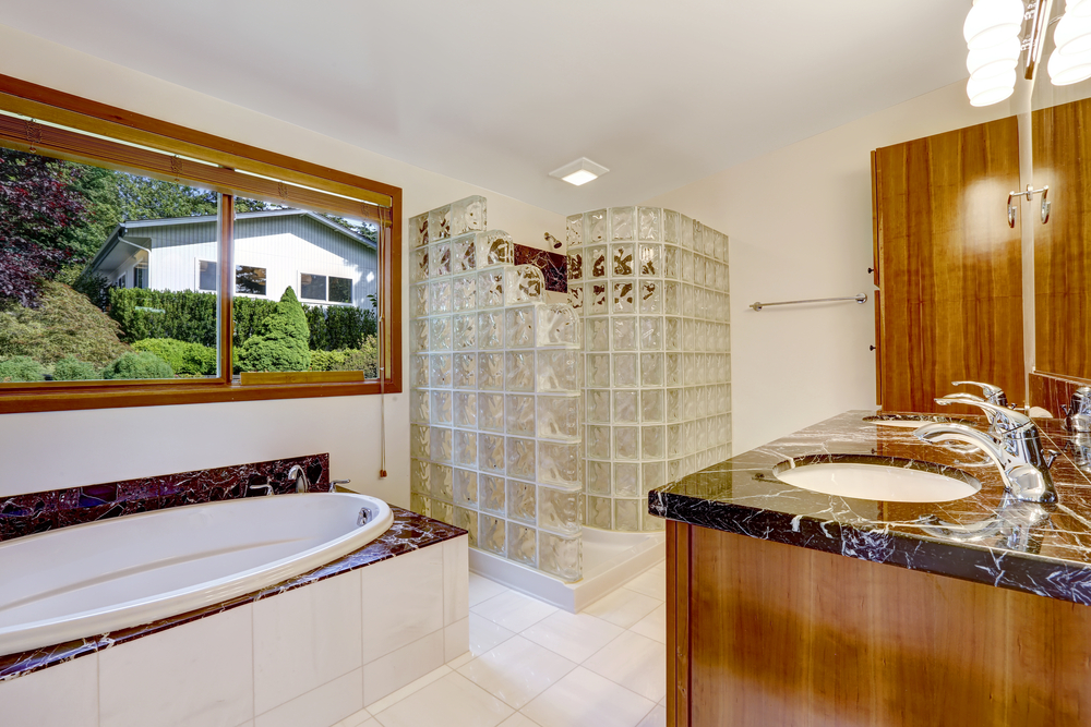 How Can You Renovate Your Bathroom With Glass Shower Screen?