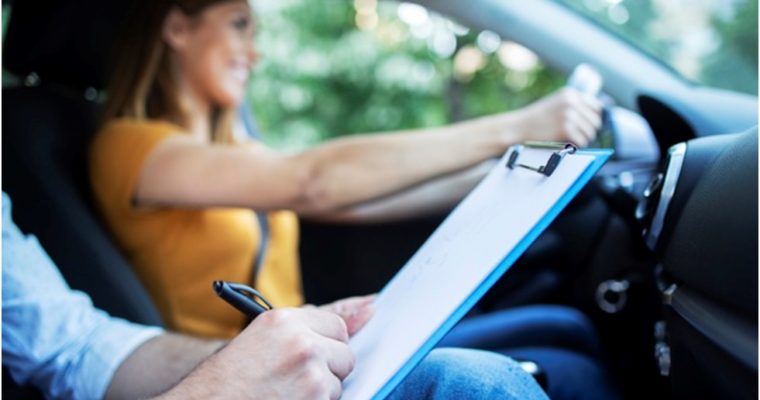 Six Critical Factors to Consider While Choosing A Driving Lesson for A Teenager