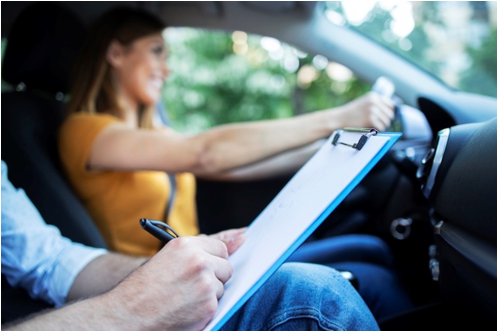 Six Critical Factors to Consider While Choosing A Driving Lesson for A Teenager