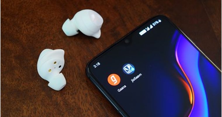 Why Students and Professionals Studying or Working from Home Need to Find Earbuds to Cancel Noise