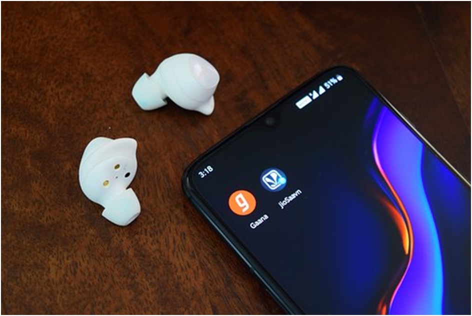 Why Students and Professionals Studying or Working from Home Need to Find Earbuds to Cancel Noise