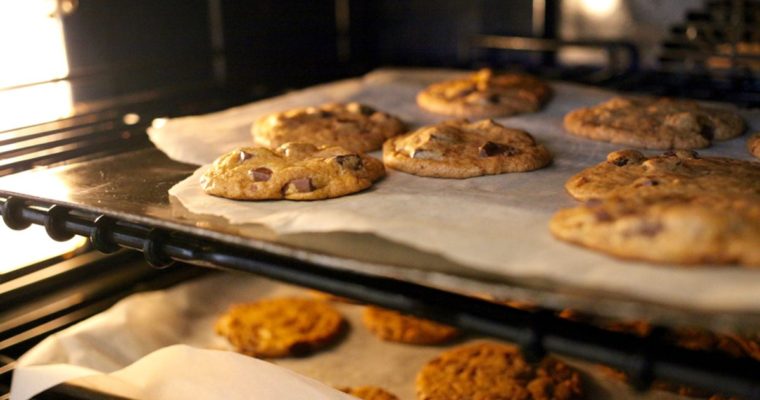 How Do I Choose an Oven for Baking Cookies and Cakes?