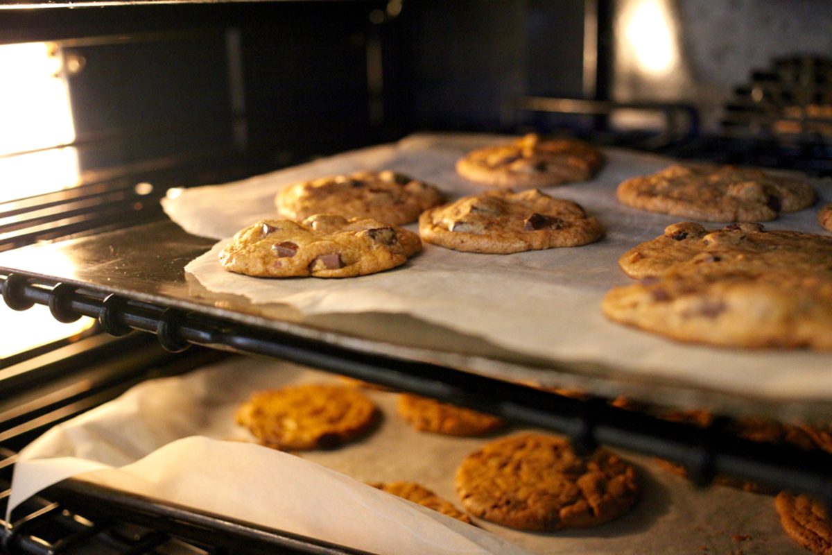 How Do I Choose an Oven for Baking Cookies and Cakes?