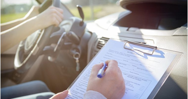 8 Essential Factors to Consider while Choosing a Driving School