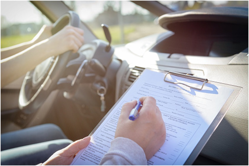 8 Essential Factors to Consider while Choosing a Driving School