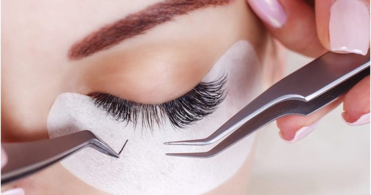 The Pros and Cons of Eyelash Extensions