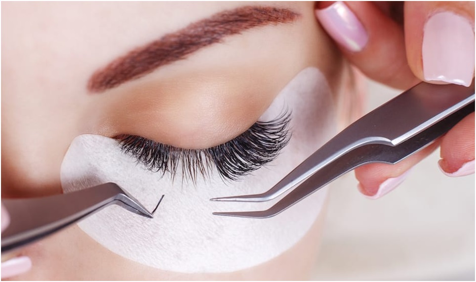 The Pros and Cons of Eyelash Extensions