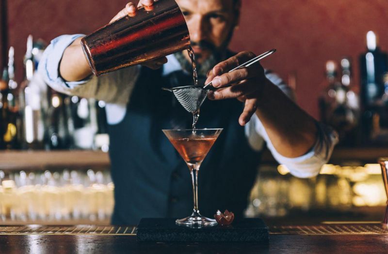9 Tips for Becoming a Bartender - WanderGlobe