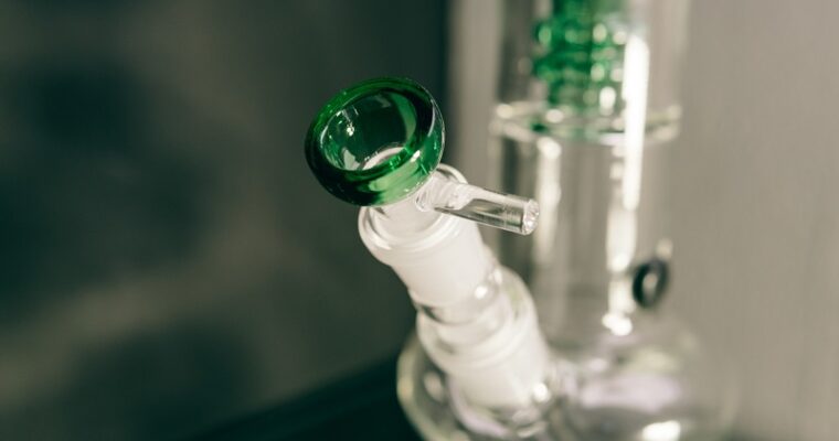 A Beginners Guide to Use a Bubbler for Smoking