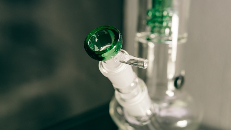 A Beginners Guide to Use a Bubbler for Smoking