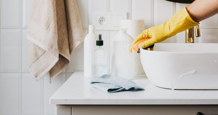 How to Easily Clean Bathroom Tiles?