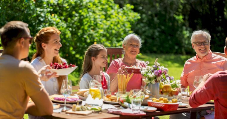 How to Create a Dining Space in Your Backyard