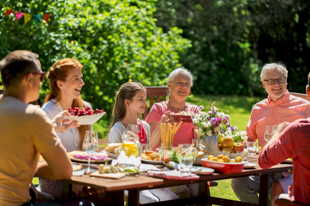 How to Create a Dining Space in Your Backyard