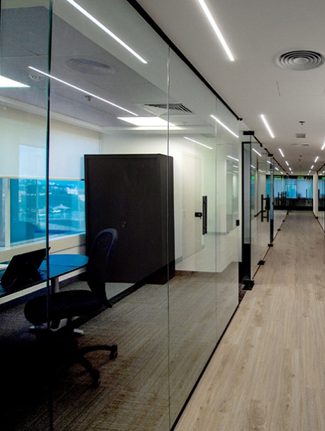 Designing a Modern and Functional Office Space in Dubai: Trends and Tips